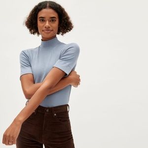 EVERLANE Ribbed Mock Neck Tee in Blue